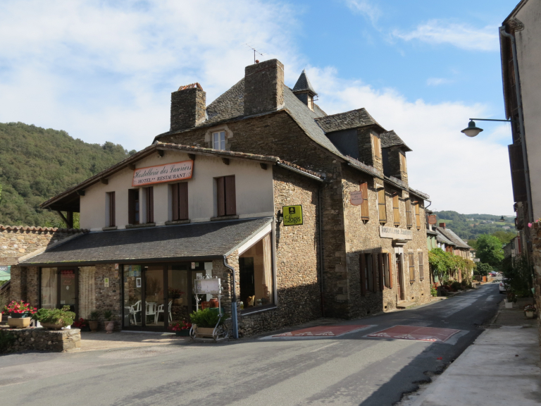 Façade du retsurant l'Hostellerie des Lauriers à Villeneuve sur Tarn