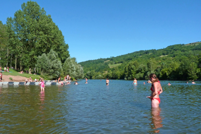 Personnes entrain de se baigner dans le Tarn à Trébas