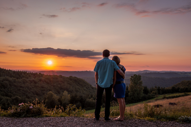 Un couple qui regarde la vue des hauteurs d'Ambialet