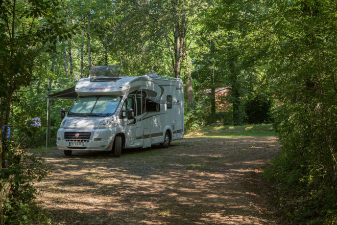 Camping car sur arrêter sur une aire