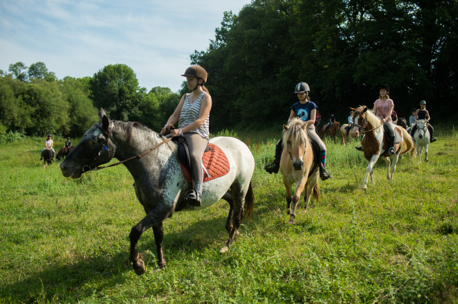 Des jeunes sur des chevaux