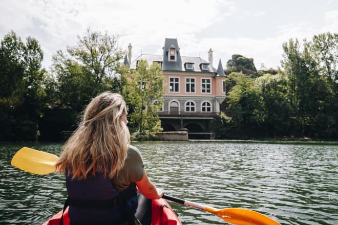 Jeune fille qui fait du canoê sur le Tarn à Ambialet devant la centrale hydroélectrique